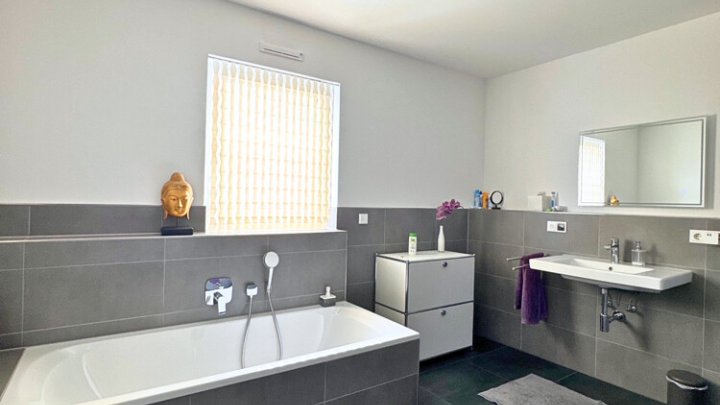 Neuwertiges luxuriöses + energieeffizientes Penthouse mit EBK + 2 TG-Stellplätzen