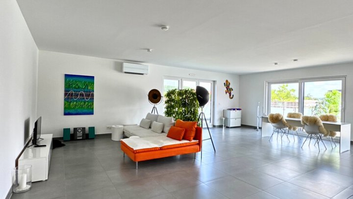 Neuwertiges luxuriöses + energieeffizientes Penthouse mit EBK + 2 TG-Stellplätzen