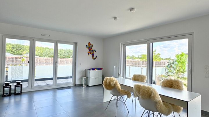Neuwertiges luxuriöses + energieeffizientes Penthouse mit EBK + 2 TG-Stellplätzen