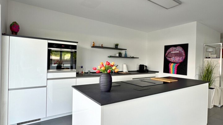 Neuwertiges luxuriöses + energieeffizientes Penthouse mit EBK + 2 TG-Stellplätzen