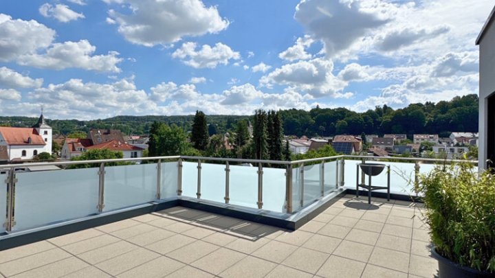 Neuwertiges luxuriöses + energieeffizientes Penthouse mit EBK + 2 TG-Stellplätzen