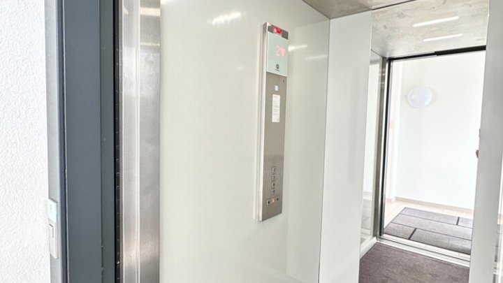 Neuwertiges luxuriöses + energieeffizientes Penthouse mit EBK + 2 TG-Stellplätzen