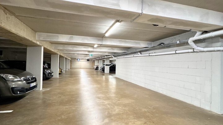 Neuwertiges luxuriöses + energieeffizientes Penthouse mit EBK + 2 TG-Stellplätzen
