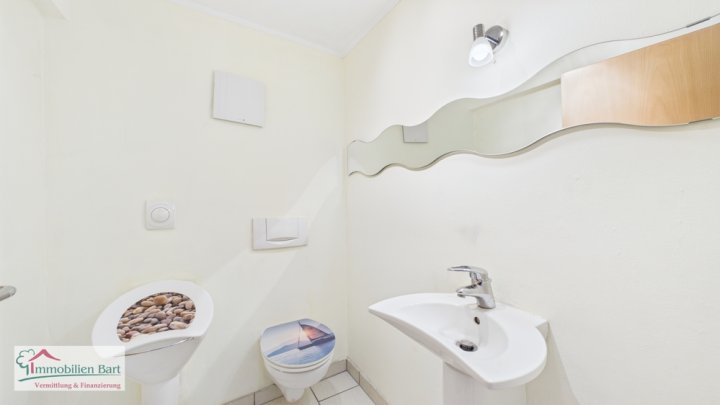 GRENZNÄHE: 3 SCHLAFZIMMER / 2 BÄDER / GARAGE / TERRASSE / BALKON MIT EINZIGARTIGER FERNSICHT!