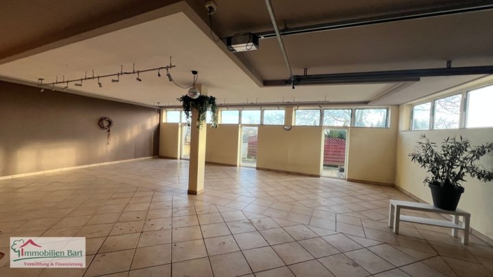 GRENZNÄHE: 3 SCHLAFZIMMER / 2 BÄDER / GARAGE / TERRASSE / BALKON MIT EINZIGARTIGER FERNSICHT!