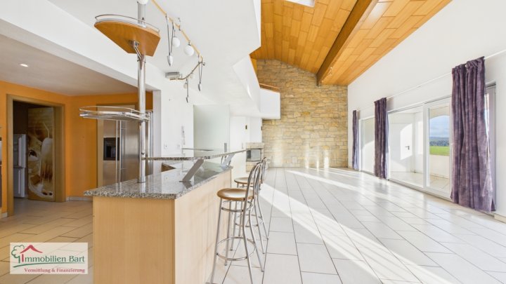 SOFORT VERFÜGBAR: GEPFLEGTES WOHNHAUS MIT 228 M² WFL. MIT FERNSICHT!