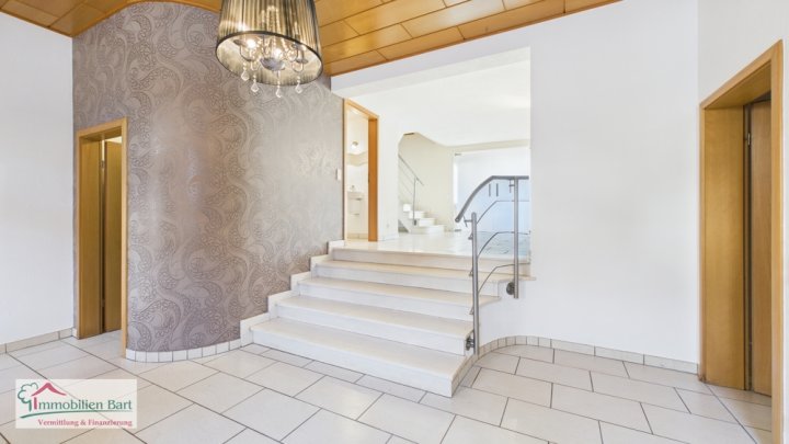 SOFORT VERFÜGBAR: GEPFLEGTES WOHNHAUS MIT 228 M² WFL. MIT FERNSICHT!