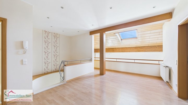 SOFORT VERFÜGBAR: GEPFLEGTES WOHNHAUS MIT 228 M² WFL. MIT FERNSICHT!