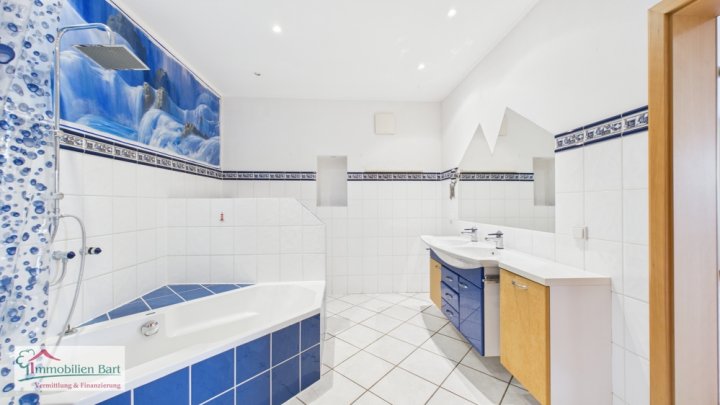 SOFORT VERFÜGBAR: GEPFLEGTES WOHNHAUS MIT 228 M² WFL. MIT FERNSICHT!