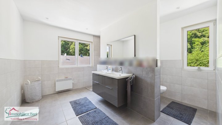 GRENZE LUXEMBURG: 

MODERNES UND GROßZÜGIGES ZUHAUSE MIT EINLIEGERWOHNUNG UND DOPPELGARAGE!