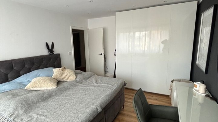 Hochwertig renovierte und möblierte 2-ZKB mit EBK, Terrasse + Garage