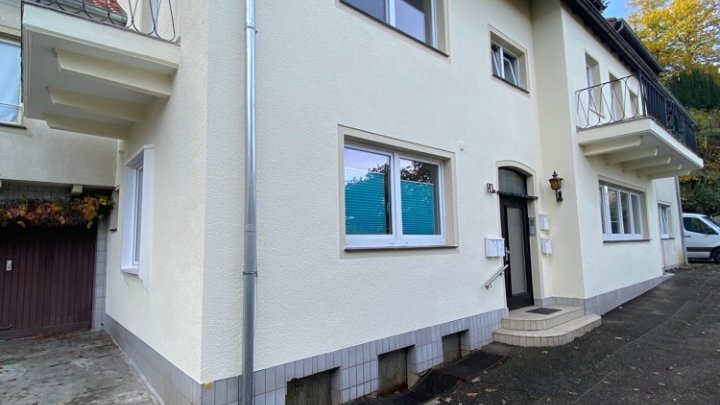 Hochwertig renovierte und möblierte 2-ZKB mit EBK, Terrasse + Garage
