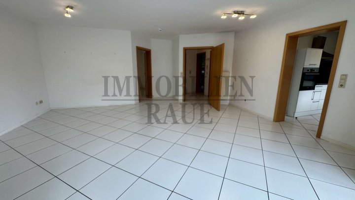 SCHÖNE WOHNUNG MIT TERRASSE UND GARTEN SOWIE TG-STELLPLATZ - SOFORT FREI