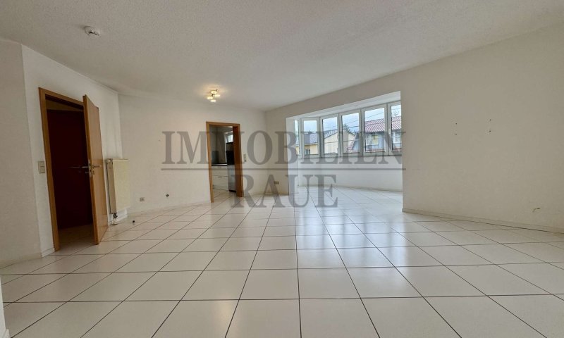 SCHÖNE WOHNUNG MIT TERRASSE UND GARTEN SOWIE TG-STELLPLATZ - SOFORT FREI