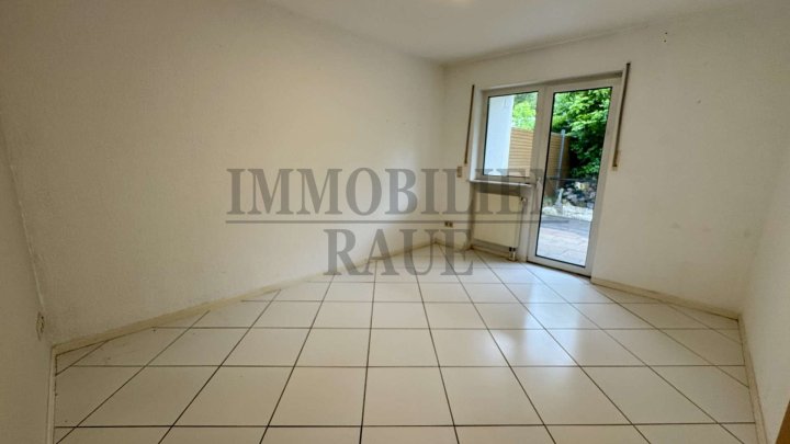 SCHÖNE WOHNUNG MIT TERRASSE UND GARTEN SOWIE TG-STELLPLATZ - SOFORT FREI