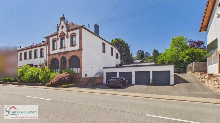 GRENZNÄHE: WOHNHAUS MIT 3 GROßEN WOHNUNGEN / ATELIER / 5 GARAGEN / GARTEN NACH WESTEN AUSGERICHTET