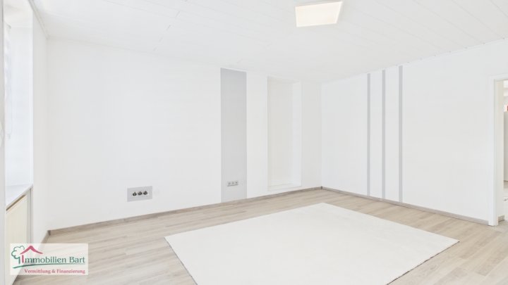 GRENZNÄHE: WOHNHAUS MIT 3 GROßEN WOHNUNGEN / ATELIER / 5 GARAGEN / GARTEN NACH WESTEN AUSGERICHTET