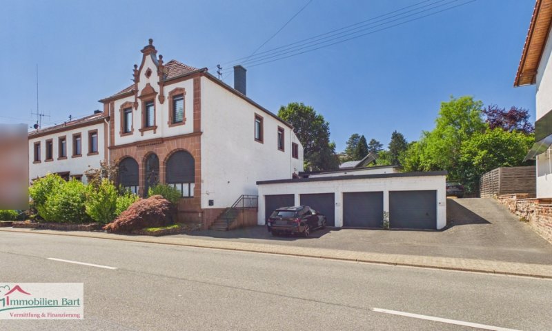 GRENZNÄHE: WOHNHAUS MIT 3 GROßEN WOHNUNGEN / ATELIER / 5 GARAGEN / GARTEN NACH WESTEN AUSGERICHTET
