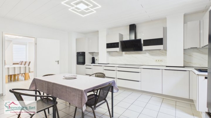 GRENZNÄHE: WOHNHAUS MIT 3 GROßEN WOHNUNGEN / ATELIER / 5 GARAGEN / GARTEN NACH WESTEN AUSGERICHTET