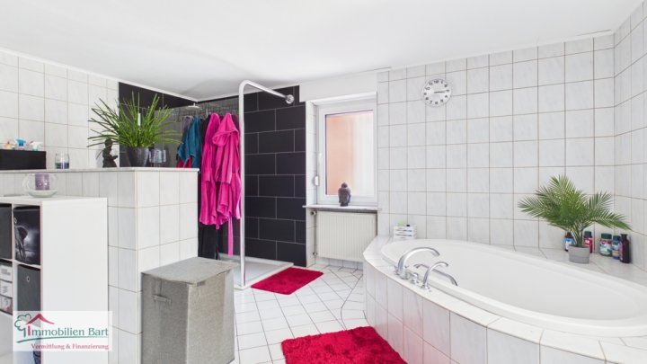 GRENZNÄHE: WOHNHAUS MIT 3 GROßEN WOHNUNGEN / ATELIER / 5 GARAGEN / GARTEN NACH WESTEN AUSGERICHTET