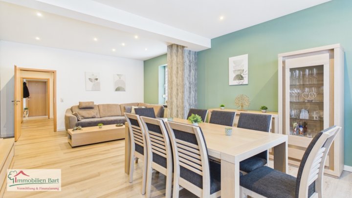 GRENZNÄHE: WOHNHAUS MIT 3 GROßEN WOHNUNGEN / ATELIER / 5 GARAGEN / GARTEN NACH WESTEN AUSGERICHTET