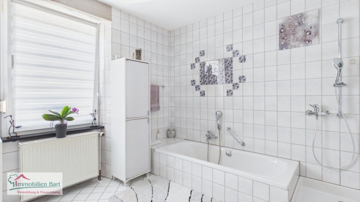 GRENZNÄHE: WOHNHAUS MIT 3 GROßEN WOHNUNGEN / ATELIER / 5 GARAGEN / GARTEN NACH WESTEN AUSGERICHTET