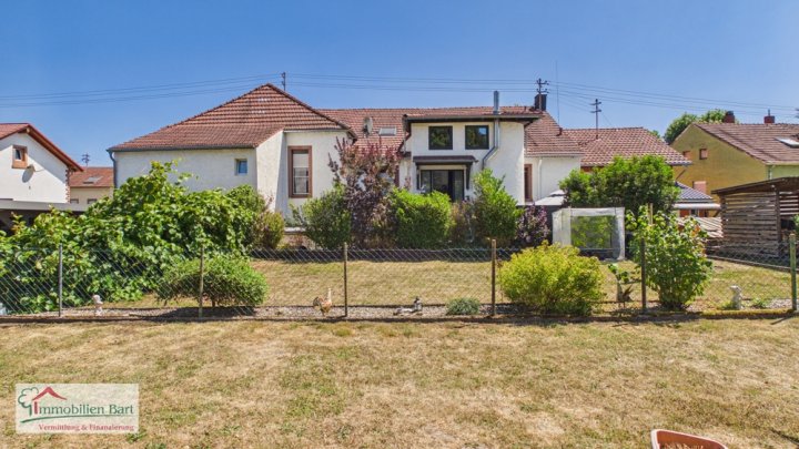 GRENZNÄHE: WOHNHAUS MIT 3 GROßEN WOHNUNGEN / ATELIER / 5 GARAGEN / GARTEN NACH WESTEN AUSGERICHTET