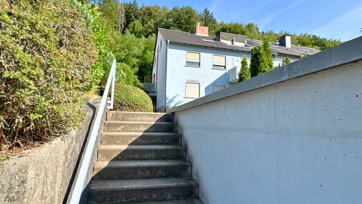 Uni-Nähe: Schöne 3 1/2 ZKB-Wohnung mit Kamin & Loggia, zentral in Saarbrücken-Scheidt