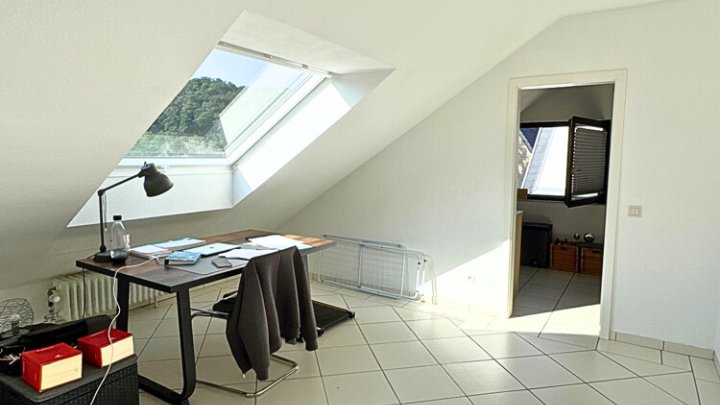Uni-Nähe: Schöne 3 1/2 ZKB-Wohnung mit Kamin & Loggia, zentral in Saarbrücken-Scheidt