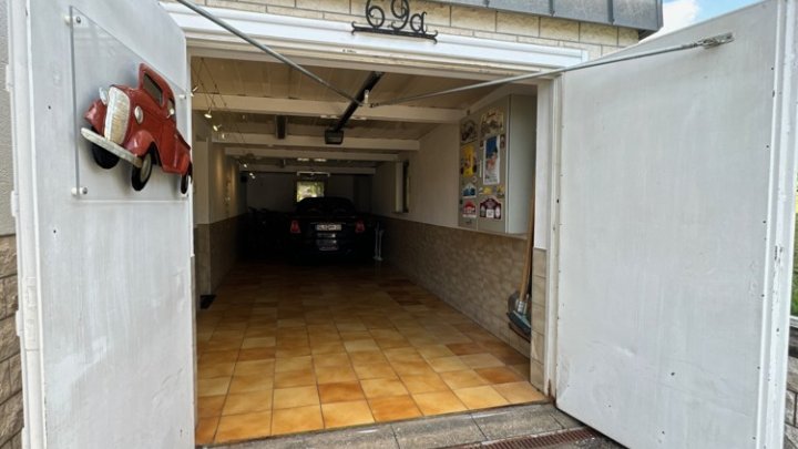 Gepflegtes 2-3 Familienhaus mit Garten + Garage, sofort verfügbar