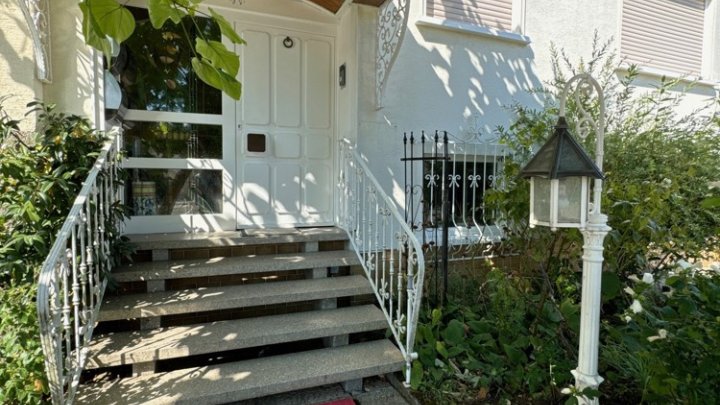 Gepflegtes 2-3 Familienhaus mit Garten + Garage, sofort verfügbar