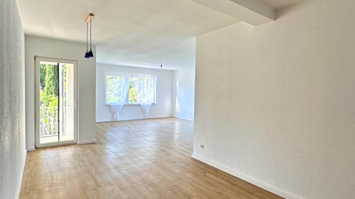 Gepflegtes 2-3 Familienhaus mit Garten + Garage, sofort verfügbar