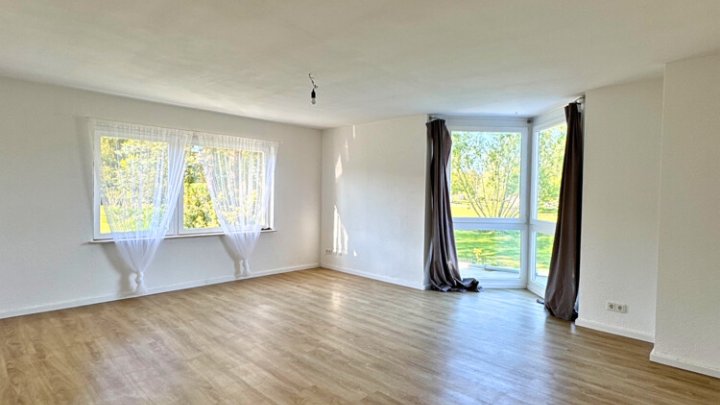 Gepflegtes 2-3 Familienhaus mit Garten + Garage, sofort verfügbar