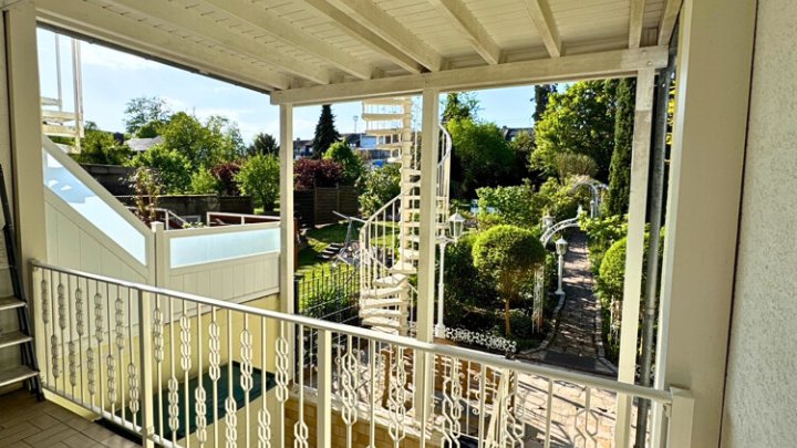 Gepflegtes 2-3 Familienhaus mit Garten + Garage, sofort verfügbar