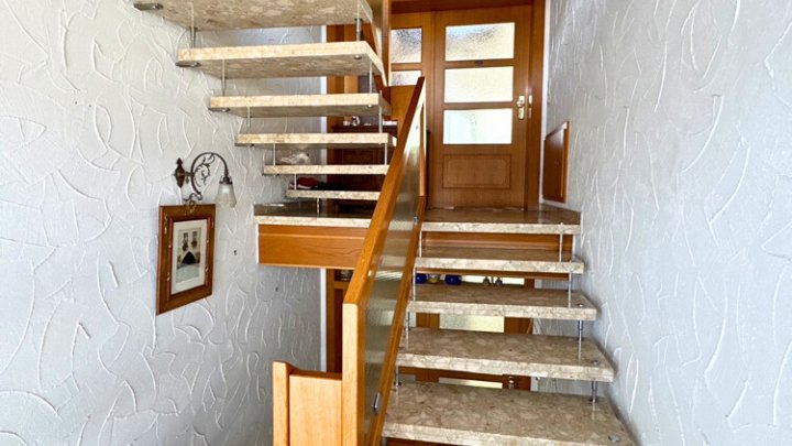 Gepflegtes 2-3 Familienhaus mit Garten + Garage, sofort verfügbar