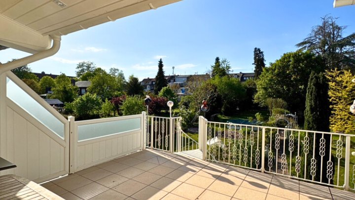 Gepflegtes 2-3 Familienhaus mit Garten + Garage, sofort verfügbar
