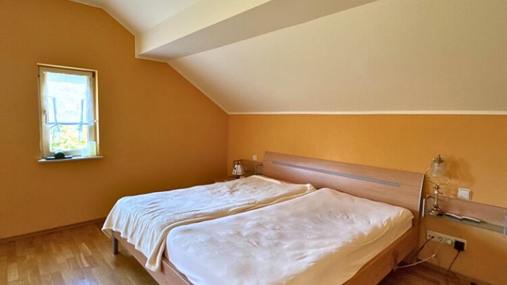 Gepflegtes 2-3 Familienhaus mit Garten + Garage, sofort verfügbar