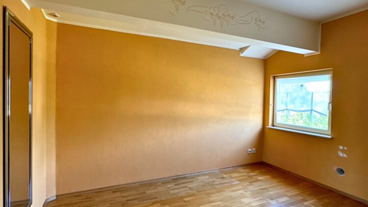 Gepflegtes 2-3 Familienhaus mit Garten + Garage, sofort verfügbar