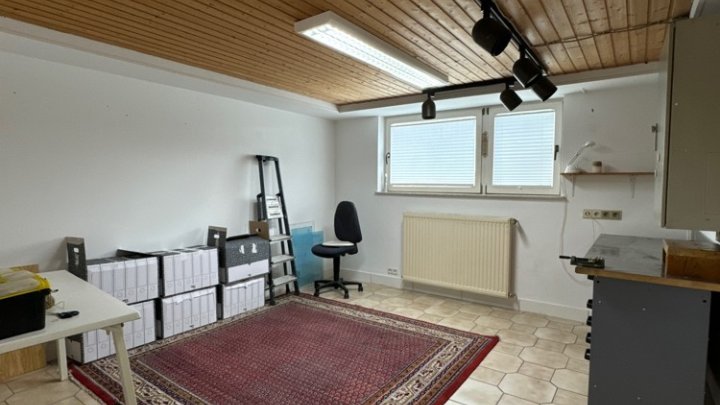 Gepflegtes 2-3 Familienhaus mit Garten + Garage, sofort verfügbar