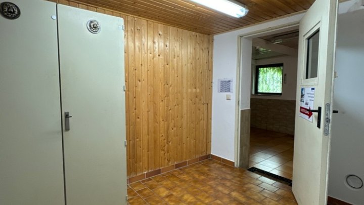 Gepflegtes 2-3 Familienhaus mit Garten + Garage, sofort verfügbar