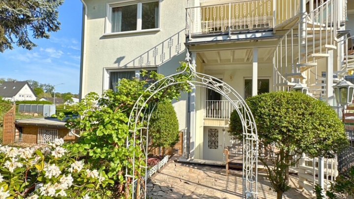 Gepflegtes 2-3 Familienhaus mit Garten + Garage, sofort verfügbar