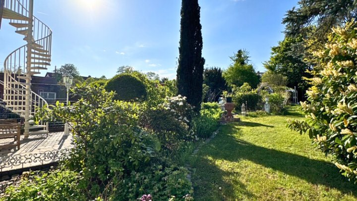 Gepflegtes 2-3 Familienhaus mit Garten + Garage, sofort verfügbar