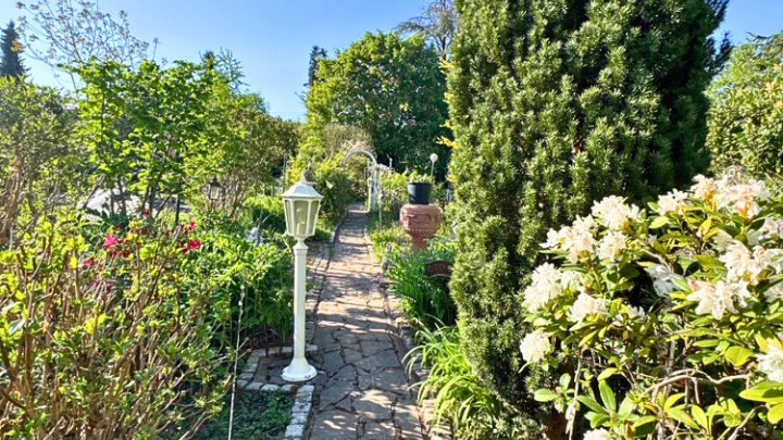Gepflegtes 2-3 Familienhaus mit Garten + Garage, sofort verfügbar