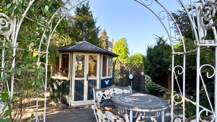 Gepflegtes 2-3 Familienhaus mit Garten + Garage, sofort verfügbar