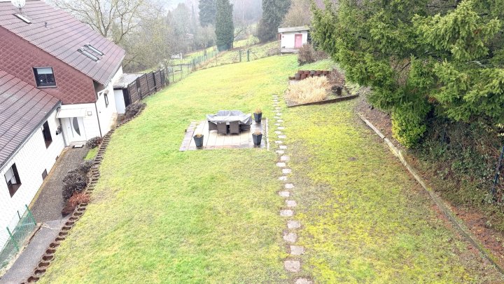 Gepflegtes Einfamilienhaus für große Familien oder zwei Wohnungen mit großem Garten