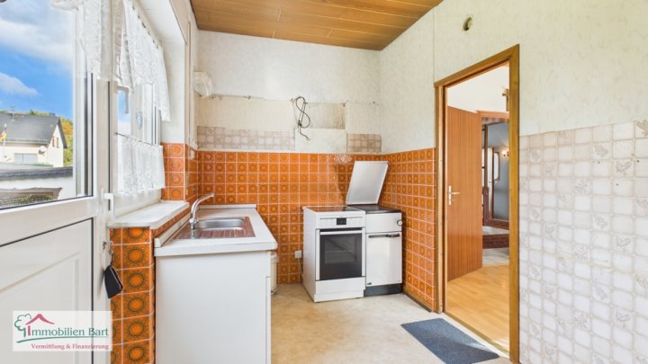 GRENZNÄHE: FREISTND. WOHNHAUS / 200 M² WFL. / GARTEN + GARAGE IN TOP WOHNLAGE