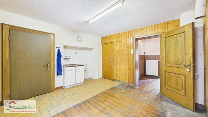 GRENZE L-REMICH: RENOVIERUNGSBEDÜRFTIGES BAUERNHAUS MIT GROßER SCHEUNE IN METTLACH-FAHA