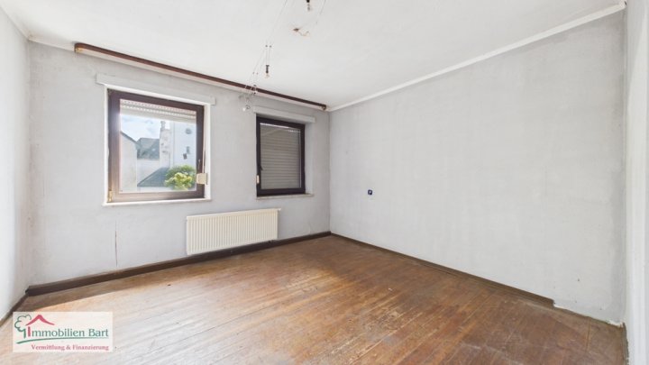 GRENZE L-REMICH: RENOVIERUNGSBEDÜRFTIGES BAUERNHAUS MIT GROßER SCHEUNE IN METTLACH-FAHA