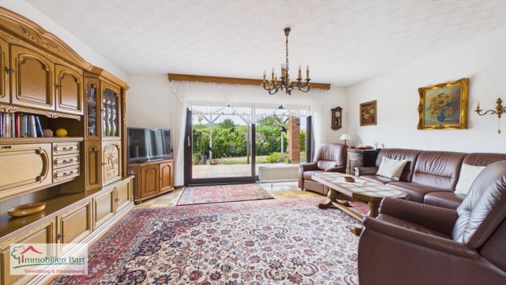 LOSHEIM: NATUR PUR! GEPFLEGTES WOHNHAUS MIT 2 GARAGEN IN TOP WOHNLAGE AM ORTSRAND!
