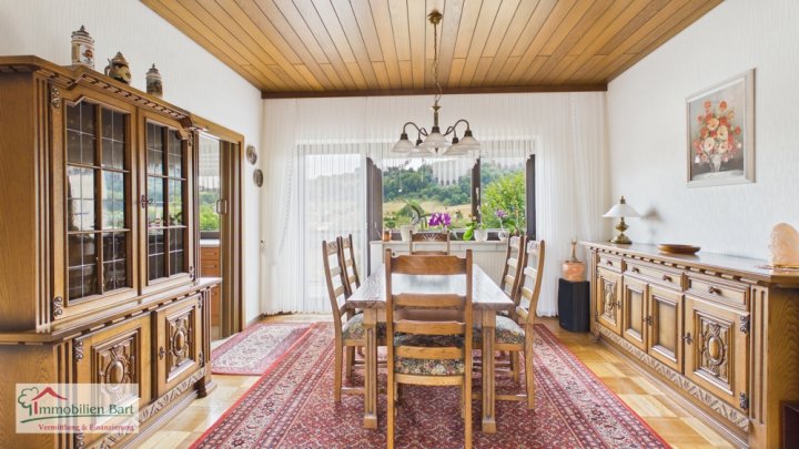 LOSHEIM: NATUR PUR! GEPFLEGTES WOHNHAUS MIT 2 GARAGEN IN TOP WOHNLAGE AM ORTSRAND!